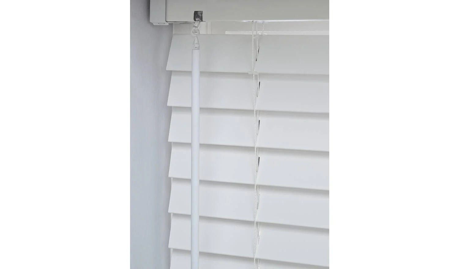 Faux Wood White 25mm Slat Venetian Blind - 120x160cm - Image 6